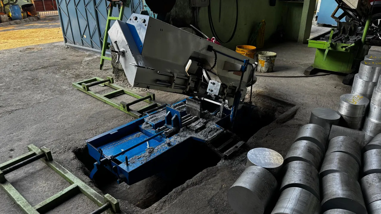 Cutting machine at RAFTEC's forging plant